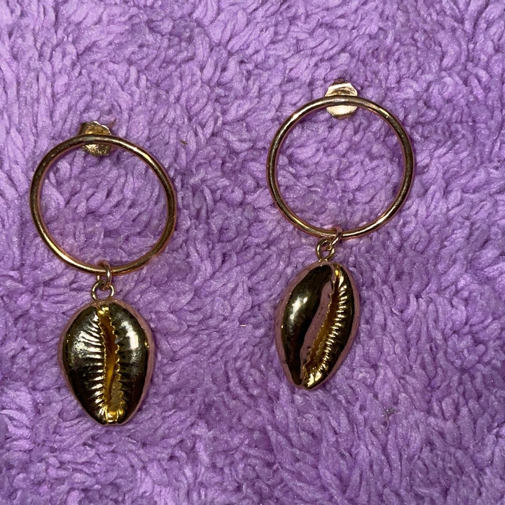 Beautiful gold shell earrings